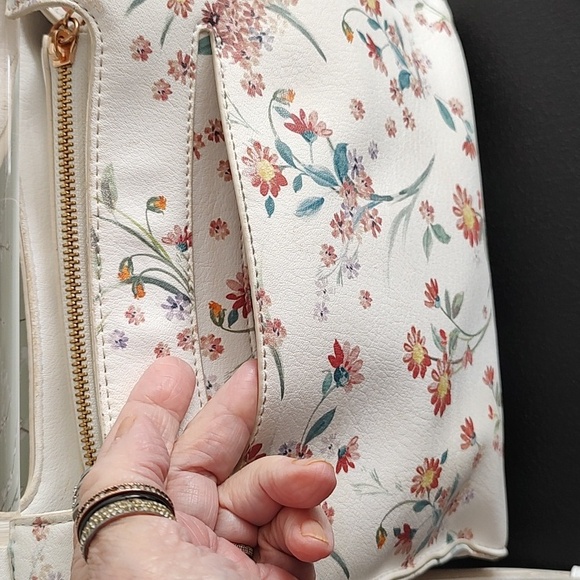Lauren Conrad Flowered Crossbody - Picture 5 of 8